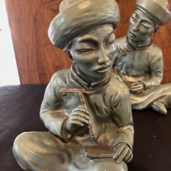 Vintage Elegant Ceramic Figurine Set in Gray - Picture 3 of 15